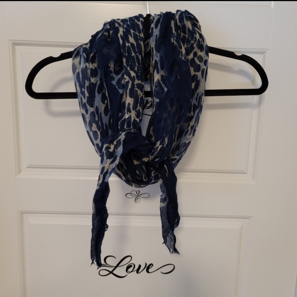 Scarfs - Picture 11 of 13